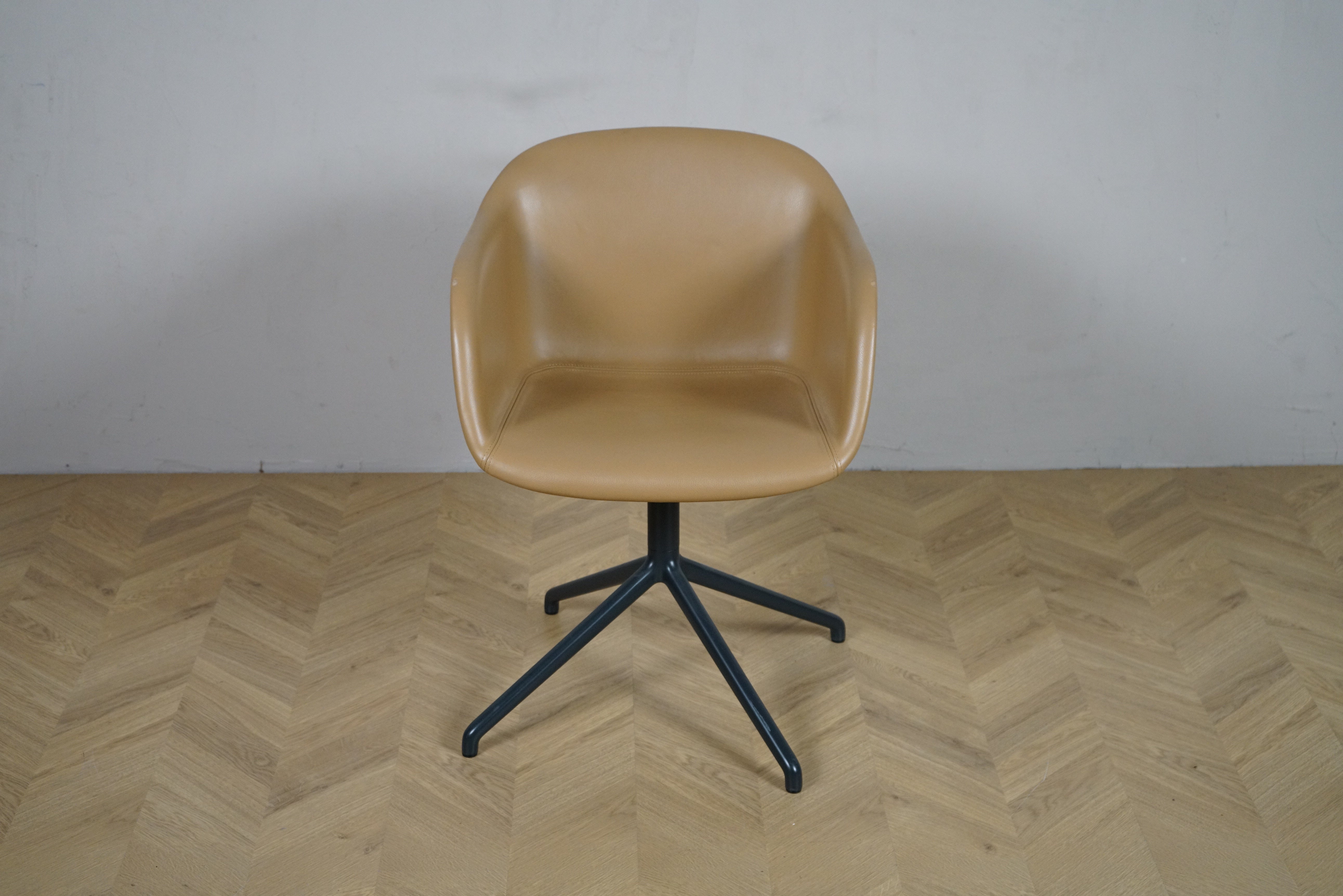 Muuto Fiber Armchair i cognacfarvet læder set forfra – moderne stol med sort metalstel.
